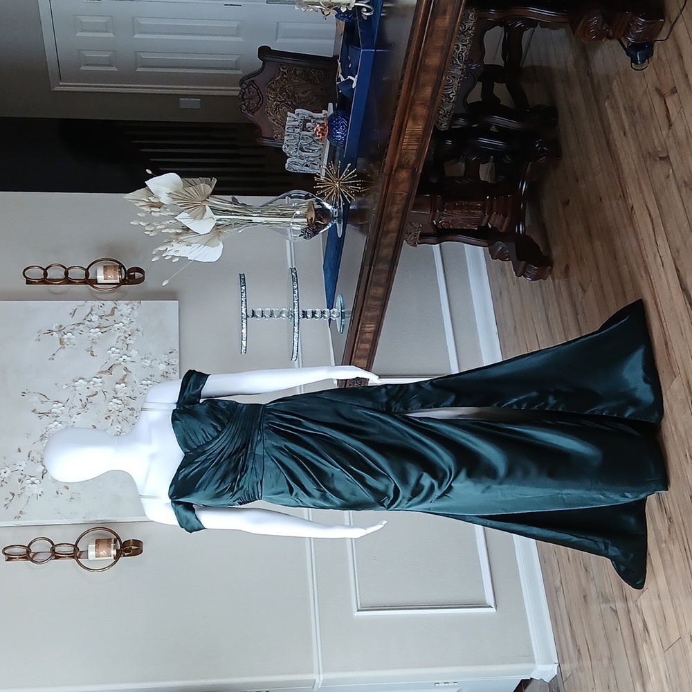 Elegant Green Off-Shoulder Floor- Length Gown By Lavetir. Size 10